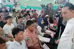 Wali-Kota-Surabaya-Eri-Cahyadi-saat-memberikan-bantuan-seragam-sekolah.jpg