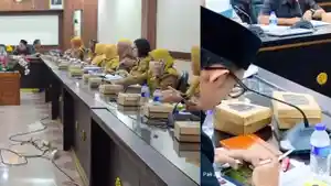 Ironis-Anggota-DPRD-Jember-Main-Game-Sambil-Merokok-di-Ruangan-AC-Ternyata-Sudah-Pemandangan-Umum.jpg