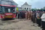 Bupati-Parosil-Mabsus-dalam-acara-pelepasan-jamaah-haji-asal-Lampung-Barat.jpg