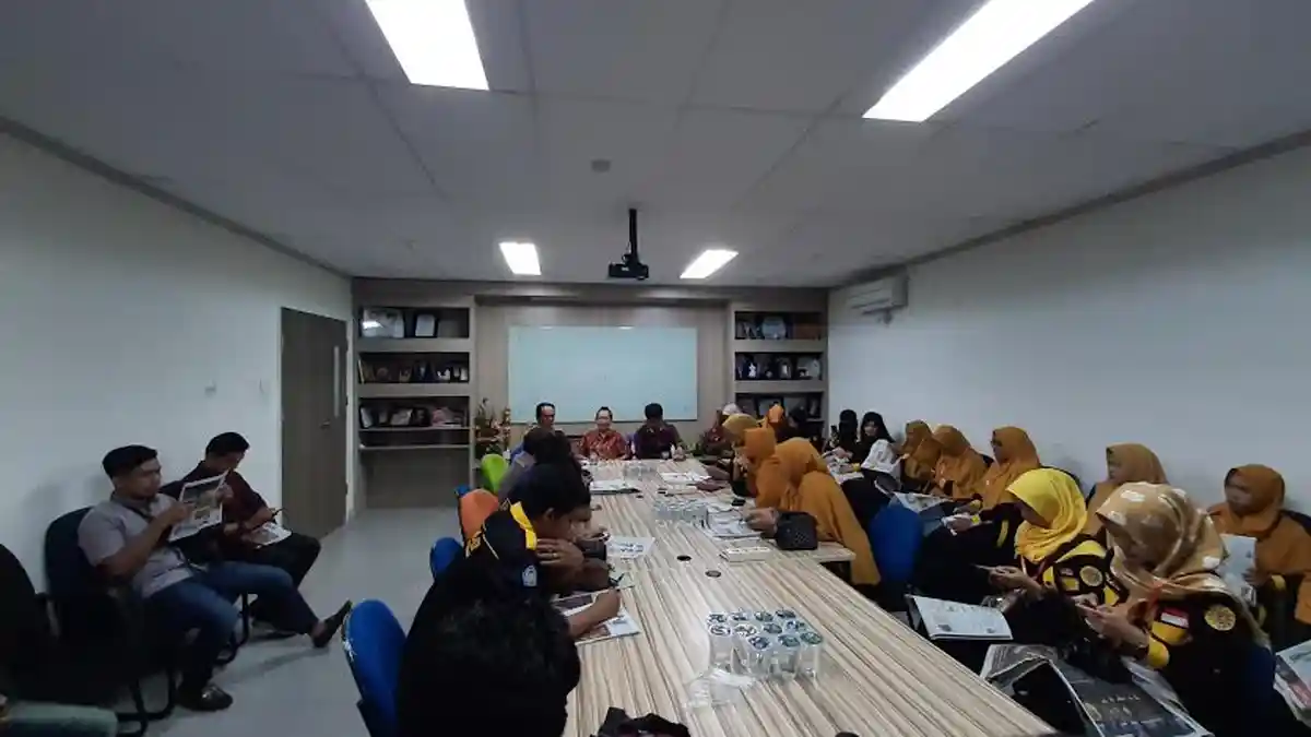 38 Mahasiswa Himatep UMS Rappang Berkujung ke Redaksi Tribun Timur