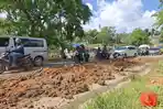 Tumpahan Tanah Proyek Tutupi Lajur Jalan di Simpang Dam Batam, Pengendara Diminta Waspada