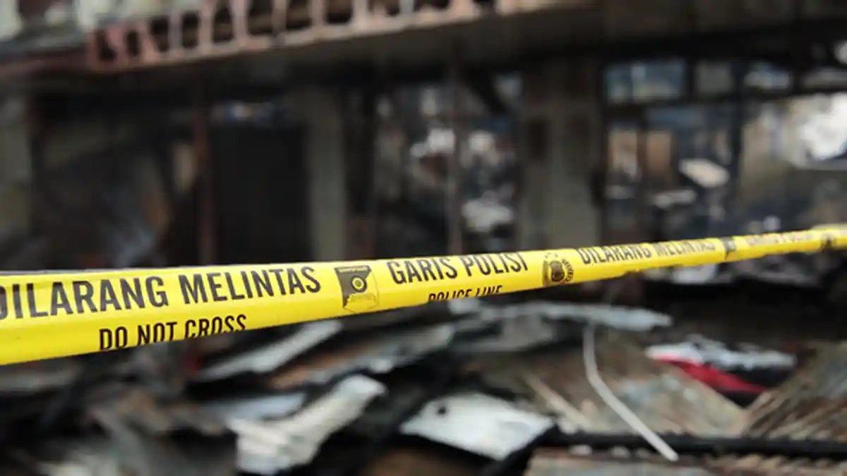 Polisi Pasang Police Line di Lokasi Kebakaran