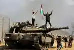 Warga-Gaza-menaiki-tank-Merkava-Israel-Banjir-Al-Aqsa.jpg