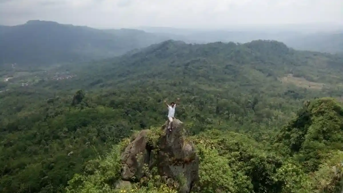 Ingin Wisata Penuh Tantangan? Di Selo Arjuno, Anda Bisa Swafoto di Atas Batu Setinggi 125 Meter