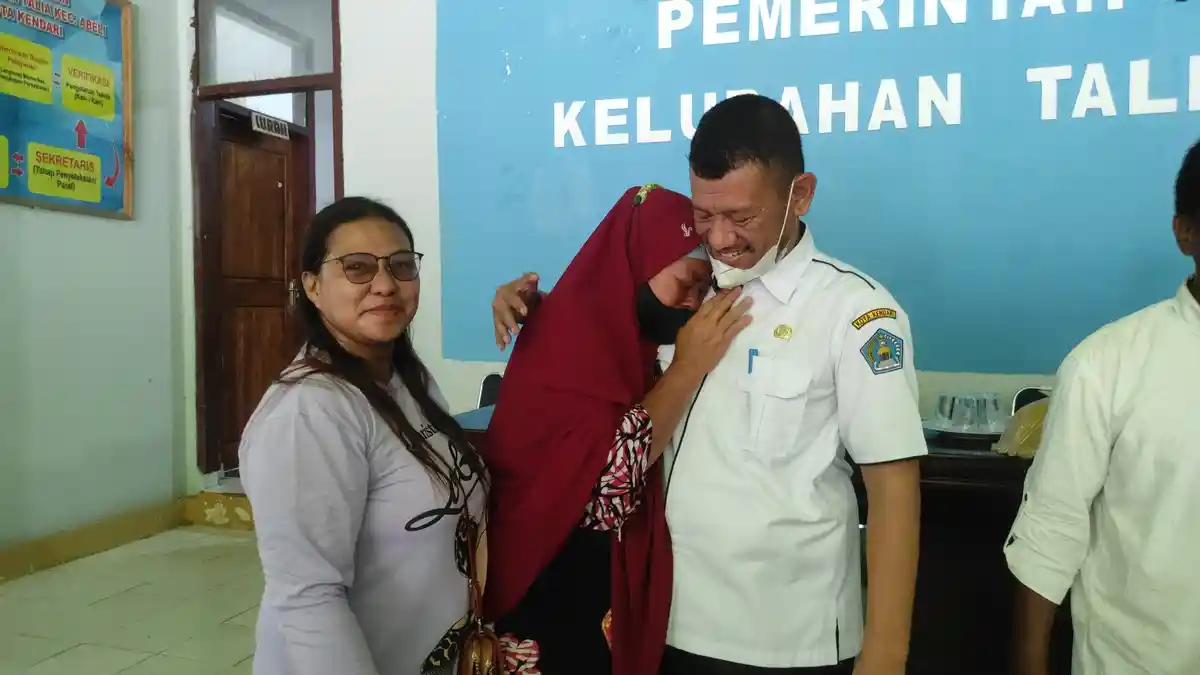 Perpisahan Lurah Talia Kota Kendari Diwarnai Isak Tangis dan Pelukan, Warga Tak Rela Takdir Pindah