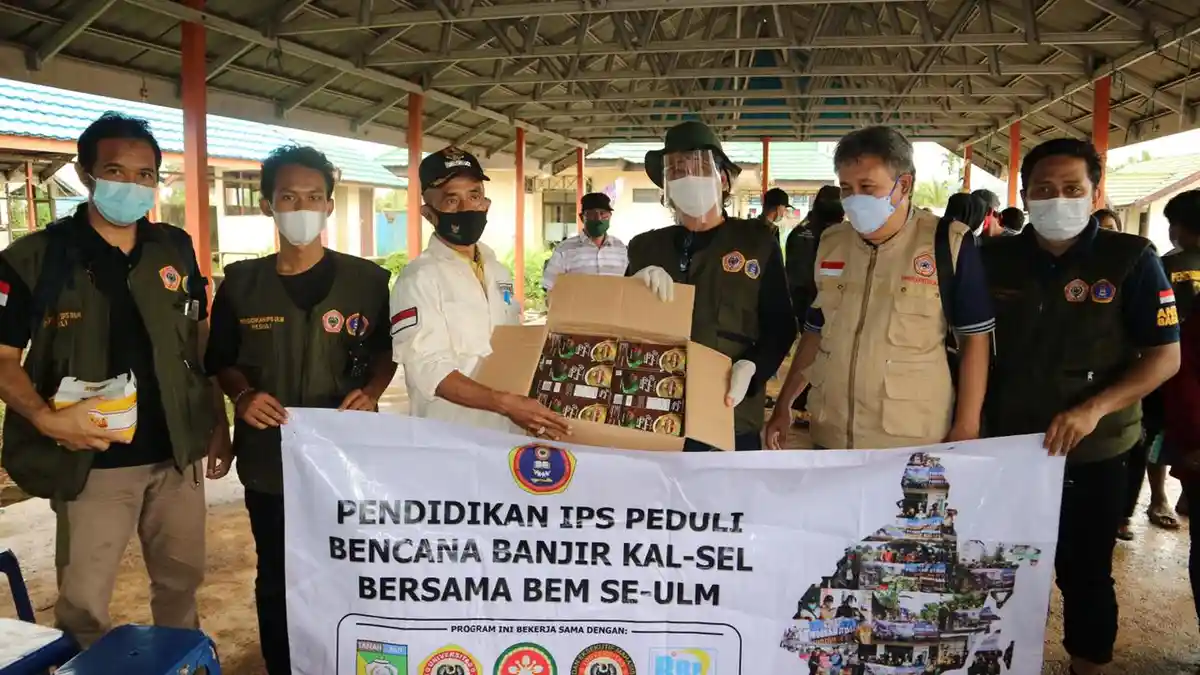 Lengkapi Pelajaran Teori Mahasiswa FKIP PIPS ULM Terjun Bantu Warga Terdampak Banjir di Tala