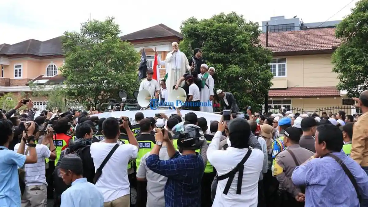 FOTO: Sultan Pontianak Syarif Mahmud Alkadrie Gelar Aksi di KPU Kalbar - sultan-demo-kpu.jpg