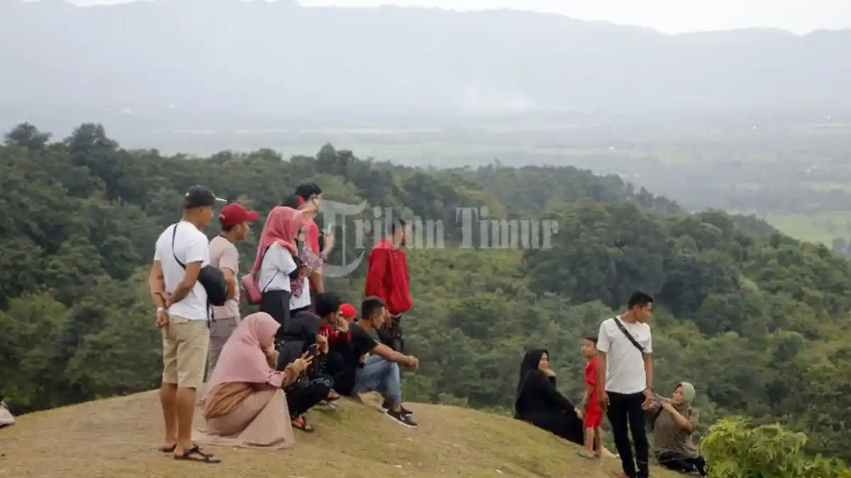 FOTO: Bukit Pacongai Lampri Diserbu Wisatawan Lokal - pengunjung-menikmati-bukit-pacongai-la4ss.jpg