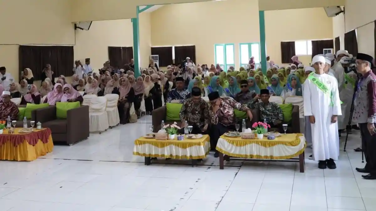 Kakanwil Beri Sambutan pada Wisuda Tahfiz Al-Qur'an MTs Negeri 1 Kota Ternate - Wisuda-MTs-Negeri-1-Kota-Ternate-Maluku-Utara-01.jpg