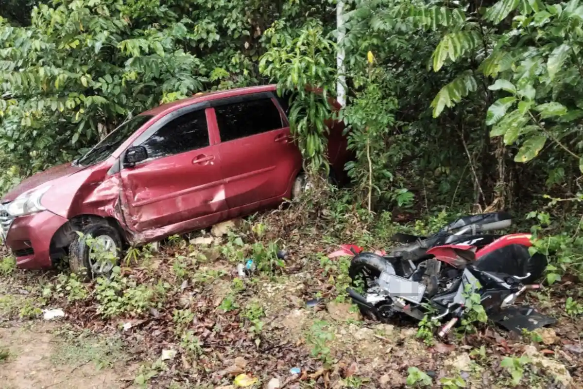 Mobil Hilang Kendali di Jalan Poros Raha-Lawa Muna Barat, Tabrak Motor hingga Ringsek