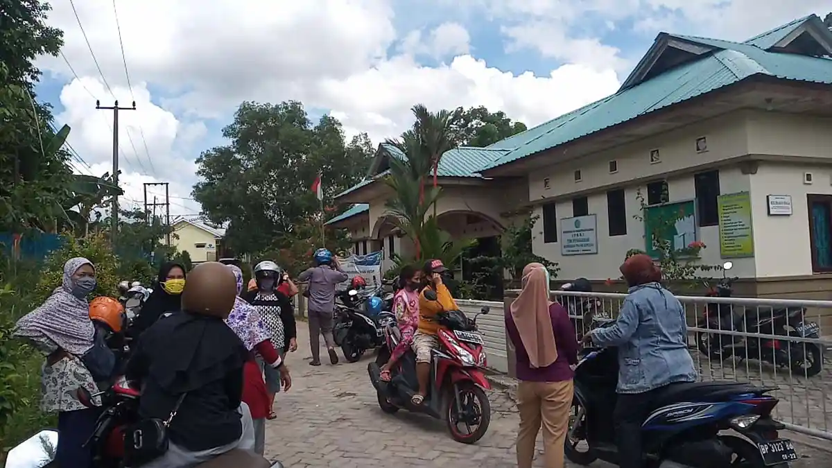 Warga Protes Gagal Dapat Paket Sembako Murah, 'Kami Ini Susah Jangan Mainkan Orang Puasa'