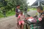 Satgas Yonif 126/KC Obati Anak di Perbatasan Papua