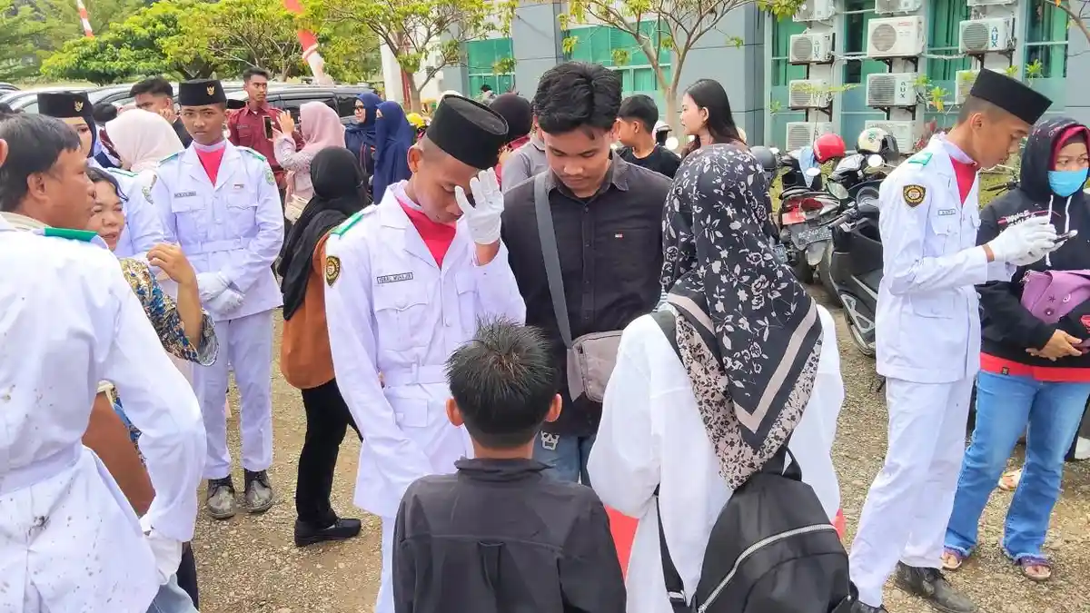 Tangis Orangtua 70 Paskibra Mamuju Tengah Pecah Usai Upacara Pengibaran Bendera