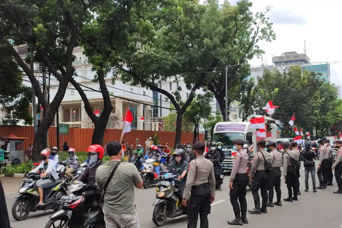 Geruduk Gedung DPRD DKI, Massa Aksi Tuntut Formula E Dibatalkan: Pemborosan Uang Rakyat Rp 1 Trilun - massa-jakarta-bergerak.jpg