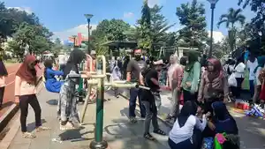 Wisatawan-memenuhi-Alun-alun-Bogor-di-Jalan-Kapten-Muslihat-Kecamatan-Bogor-Tenga.jpg