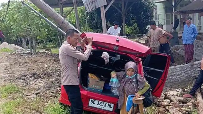 Diduga Ngantuk, Pengemudi Yaris Tabrak Tiang Listrik di Jalan Banda Aceh – Medan Kawasan Pidie Jaya