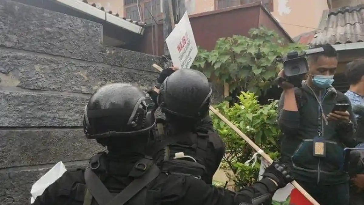 Aparat Gabungan Datangi Petamburan III untuk Copoti Atribut FPI, Rabu Sore