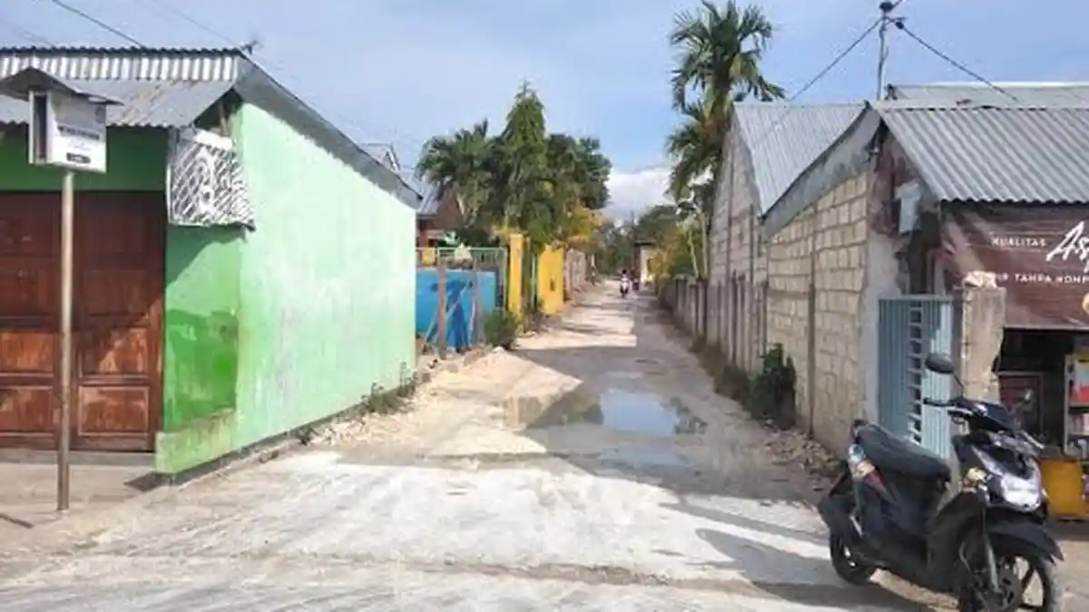 Warga Keluhkan Akses Jalan Menuju SMPN 15 Berlubang