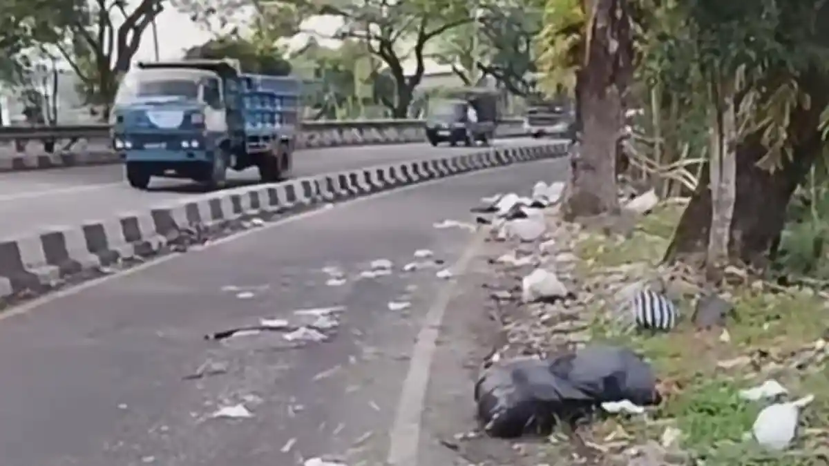 Viral! Pengendara Motor Kecelakaan usai Hindari Sampah Liar di Ring Road Giwangan