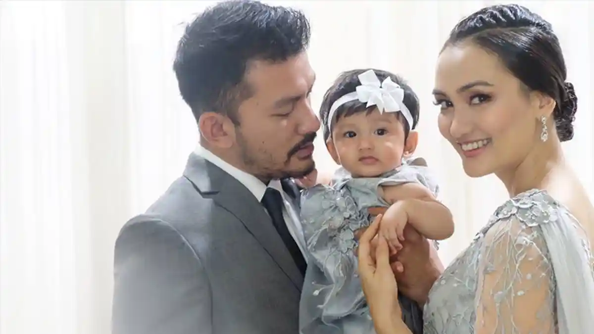 Kerap Bikin Netizen Envy, Inilah 8 Potret Bahagia Keluarga Kecil Rio Dewanto & Atiqah Hasiholan
