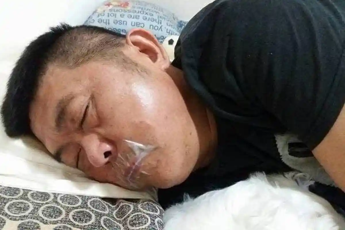 Wanita Ini Temukan Suaminya Tidur dengan Mulut Dilakban, Kejadian Selanjutnya So Sweet. . .