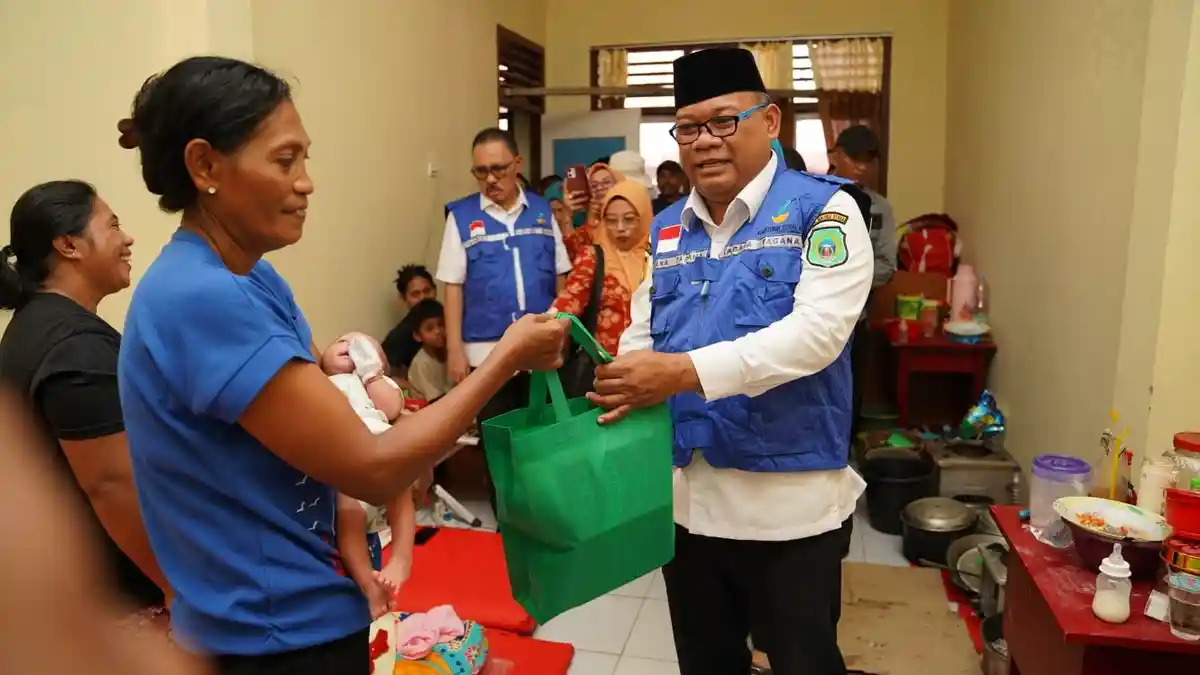 Pj Gubernur Maluku Utara Ikut Beri Bantuan ke Koban Erupsi Gunung Ibu Halmahera Barat