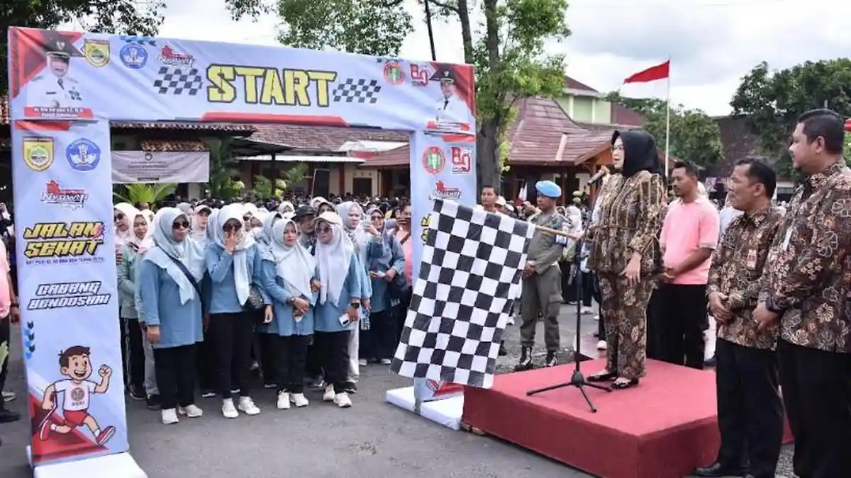 Momen Hari Guru Nasional 2025, Bupati Etik Hadiri dan Buka Acara Gerak Jalan di Bendosari Sukoharjo