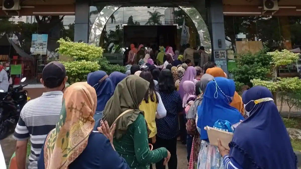 Seribu Paket Sembako di Pasar Murah Disdagperin Pati Ludes Diserbu Warga