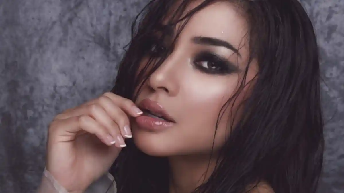 Duh, Nikita Willy Berpose dengan Rambut Basah dan Baju Melorot
