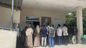Teman-teman-korban-berdatangan-ke-ruang-jenazah.jpg
