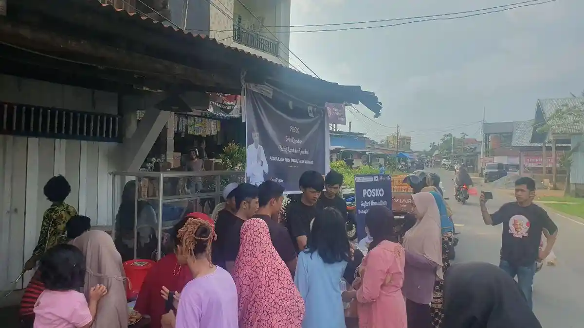 Bulan Suci Ramadan, Warga Antusias Satroni Bazar Sembako Murah yang Digelar Sejumlah Pemuda
