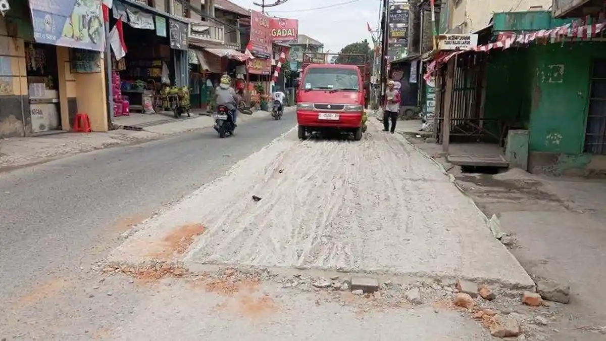VIRAL Coran Basah Digilas Pemotor, Jalanan Jadi Bergelombang Bekas Ban, Warga: Mohon Bersabar