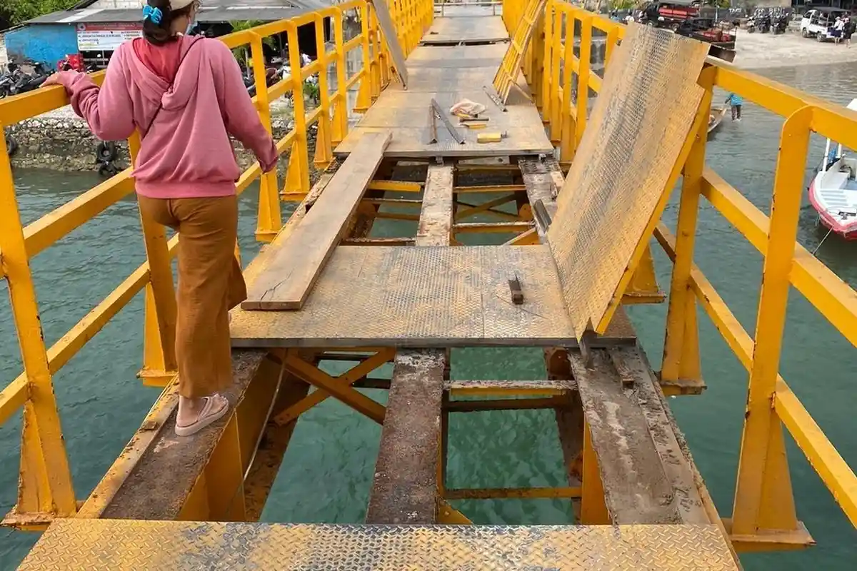 Rentan Korosi dan Kropos, Jembatan Kuning Penghubung Pulau Lembongan dan Ceningan Kembali Diperbaiki