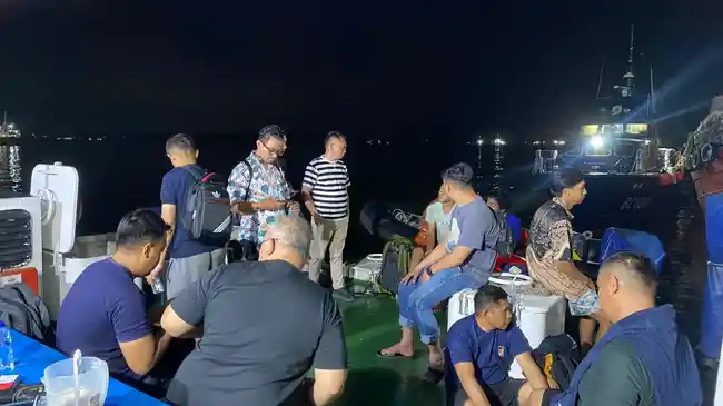Kru-kapal-MV-Golden-Star-yang-karam-dievakuasi-KPLP-di-atas-KNP-376.jpg
