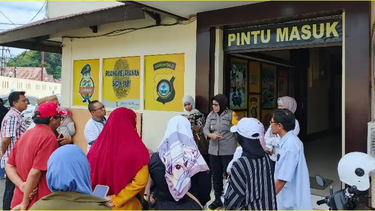 Puluhan Orang Tua Siswa SMK Kesehatan Gorontalo Minta Bantuan Polisi Buntut Sekolah Digembok