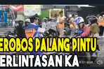 pengendara-motor-terobos-palang-pintu-perlintasan-ka.jpg
