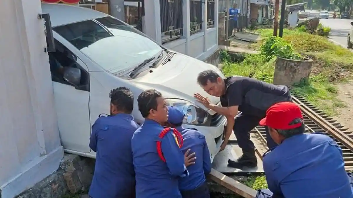 Mobil Terperosok ke Selokan di Jalan Pariama Kendari, Meluncur saat Terparkir, Damkar Evakuasi
