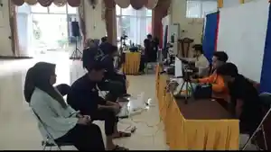Disdukcapil-Kutim-sedang-melayani-e-KTP-Warga.jpg