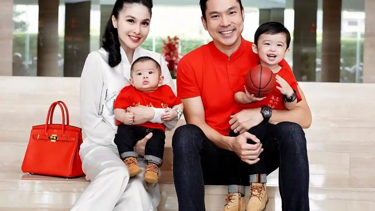 Menidurkan Anak dengan Cara Digendong Bikin Sandra Dewi Merasa Lebih Dekat dengan Anak-anaknya