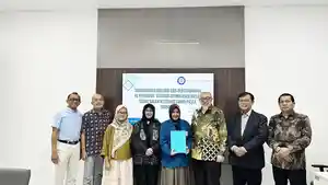 Herdiyanti-baju-biru-saat-berfoto-bersama-dosen-penguji.jpg