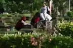 Ziarah Makam Jelang Ramadan di TPU Karet Bivak