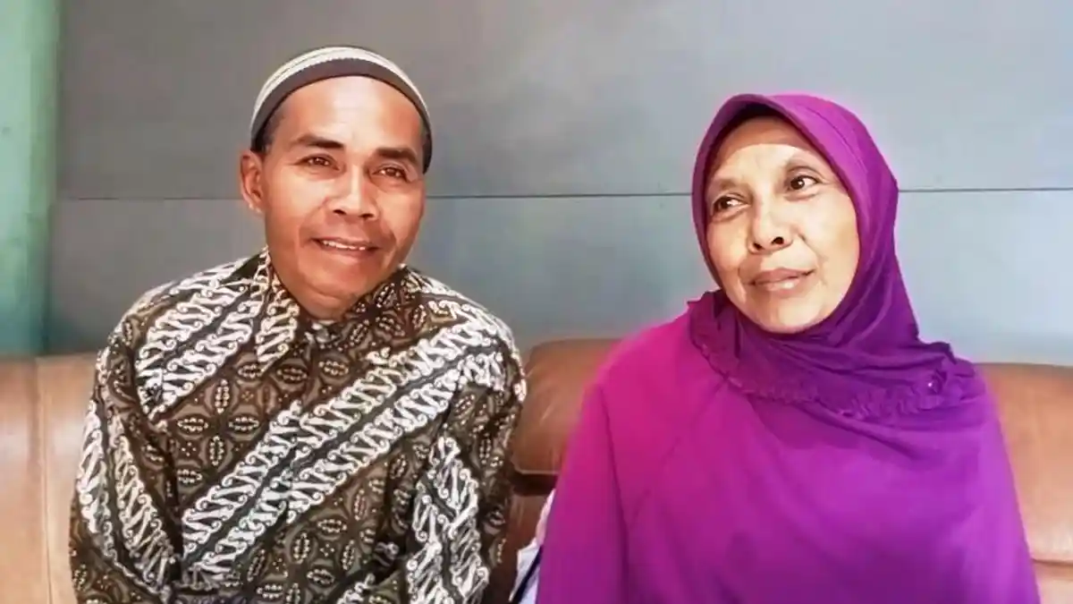 Tangis Syukur Pasutri Warga Wonosobo Berangkat Haji, 13 Tahun Menabung Hasil Jual Basreng Keliling