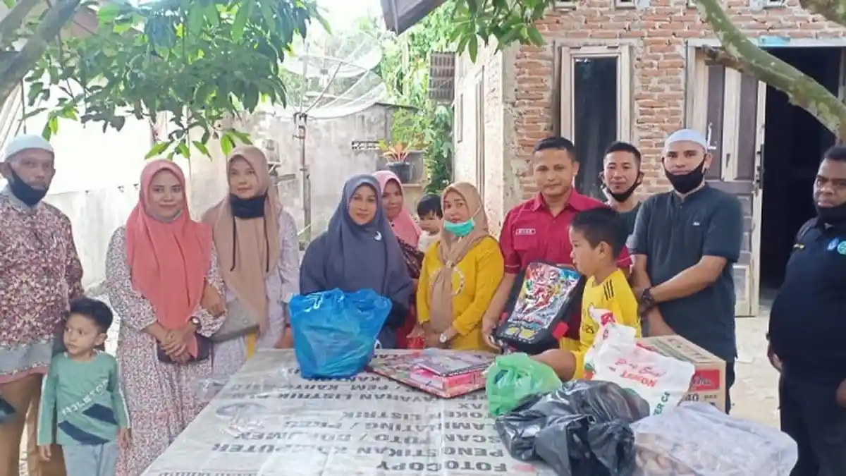 Salut, Bocah Tak Bertangan Ini Mahir Menulis dan Menggambar dengan Kaki