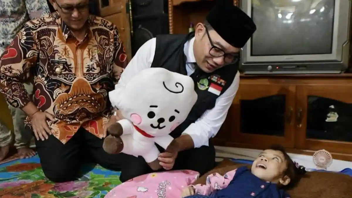 Ridwan Kamil bersama Jabar Quick Response Beri Bantuan Anak Penderita Kanker Ganas di Kuningan