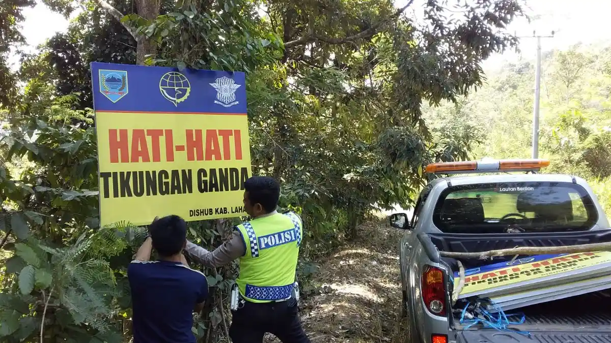 Jalan Gumay Ulu Mulai Rusak, Satlantas Pasang Rambu Imbauan