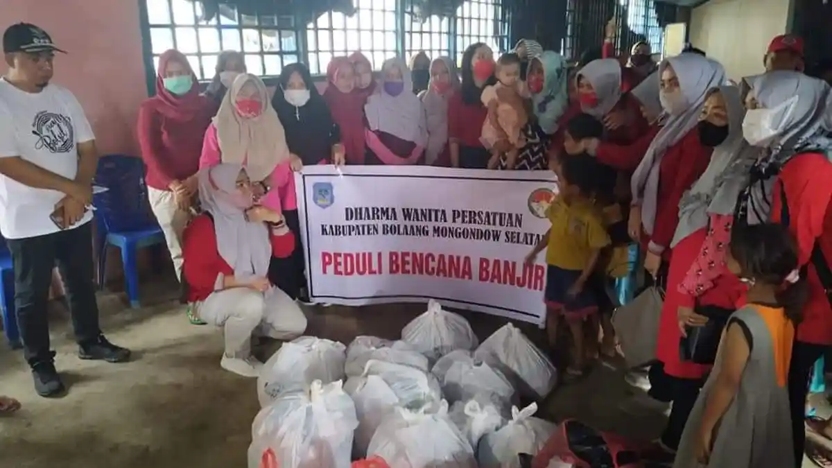 Dharma Wanita Bolsel Bantu Bantu Korban Banjir di Kecamatan Tomini