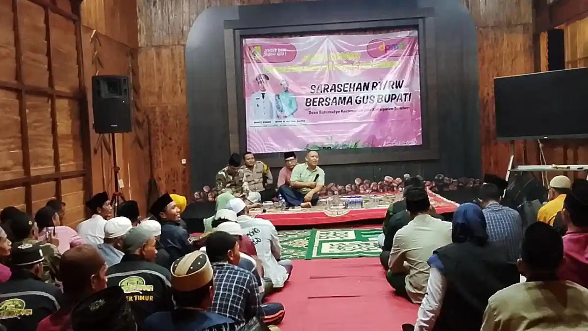 Bupati Fawait Kunjungi Desa Sidomulyo, Paparkan Program Beasiswa untuk Anak RT/RW