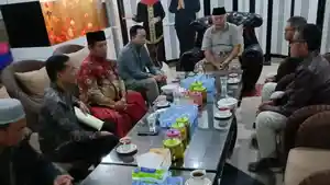 Bupati-Malang-Muhammad-Sanusi-saat-didatangi-tokoh-masyarakat-Desa-Pandanlandung.jpg