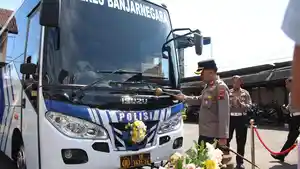 Kapolres-Banjarnegara-AKBP-Mariska-Susanto-meresmikan-kendaraan-SIM-keliling.jpg