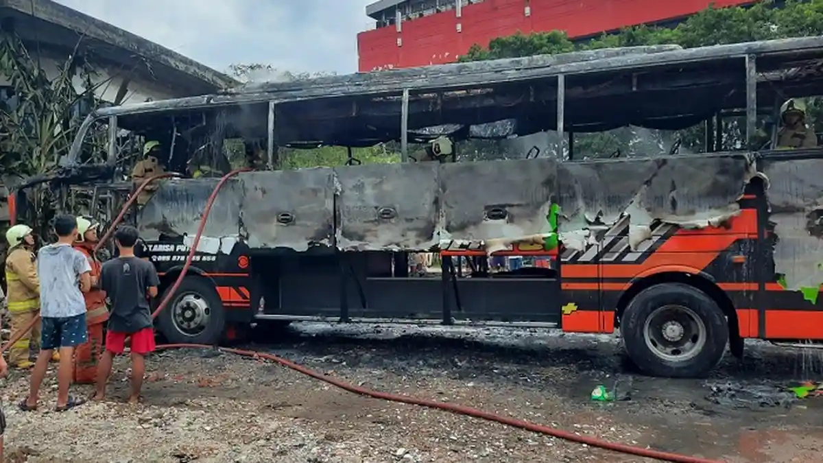 Korsleting Listrik, Sebuah Bus di Mangga Dua Hangus Terbakar